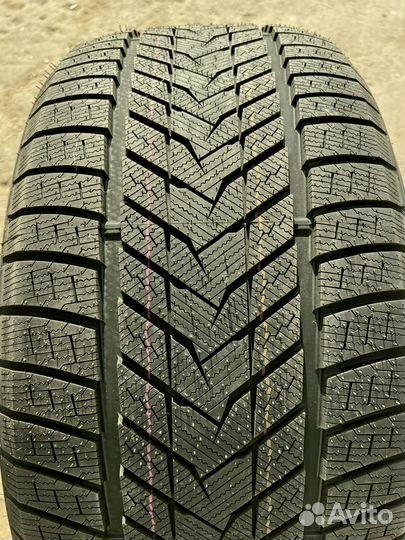 Sonix WinterXPro 999 275/40 R22 и 315/35 R22 117T