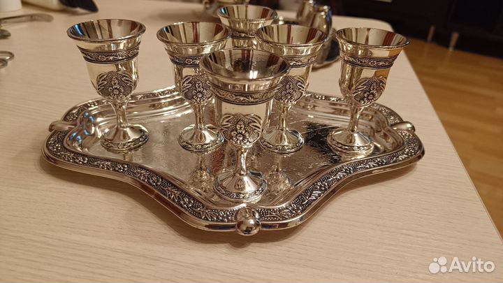 Набор рюмок на подносе