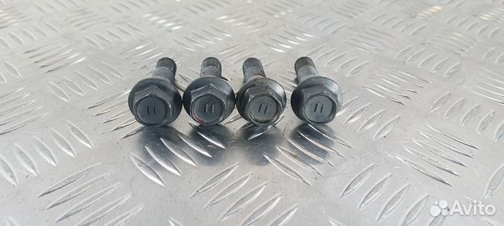 Болт передней ступицы Toyota Corolla 150