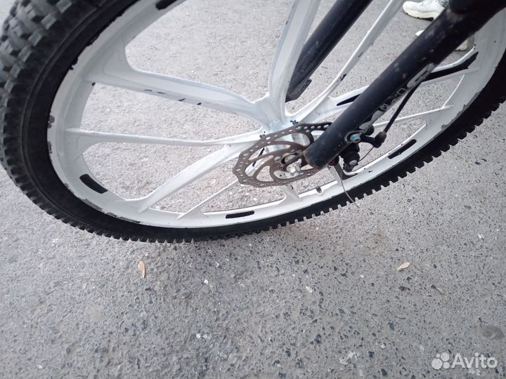 Велосипед на литых дисках bmw