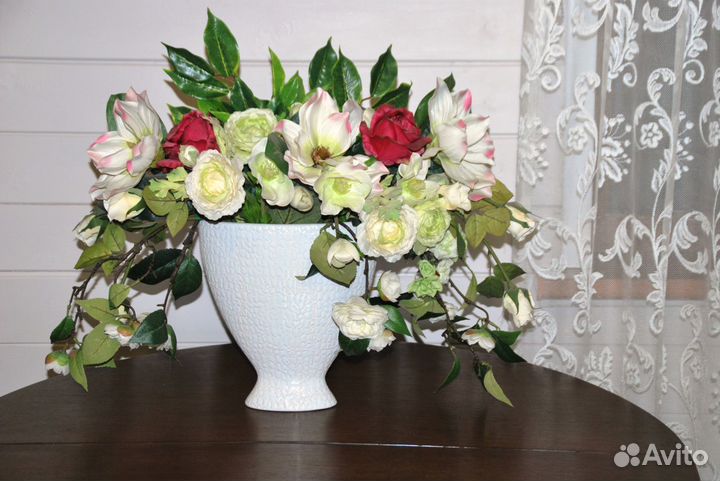 Композиция из искусственных цветов, в вазе