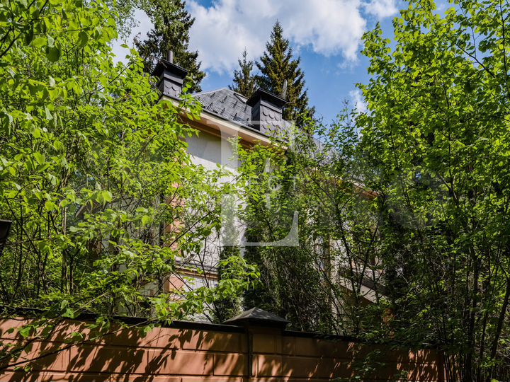 Дом 400 м² на участке 12 сот.