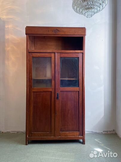 Старинный дубовый шкаф