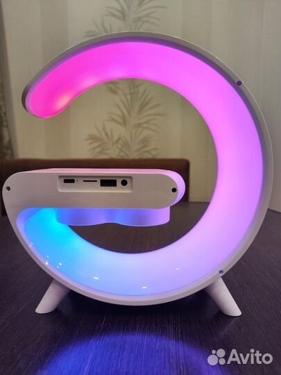 Колонка-лампа с беспроводной зарядкой