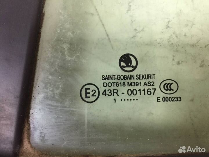 Стекло двери задней левой форточка Skoda Superb 20