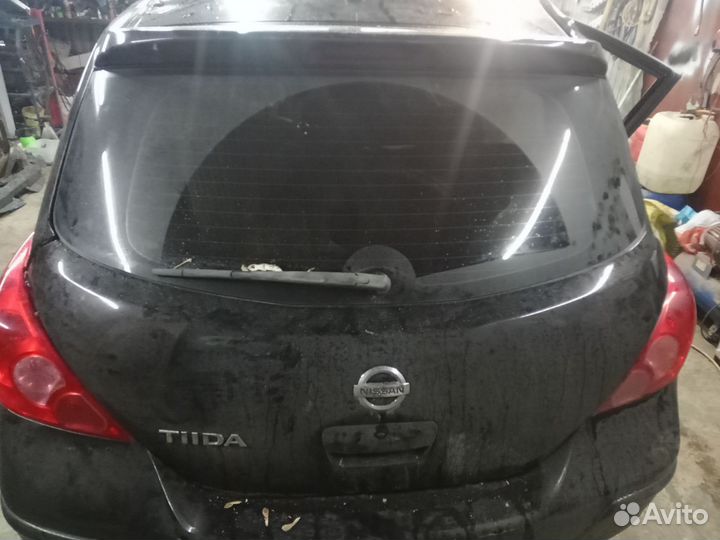 Nissan tiida крышка багажника