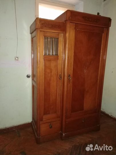 Старинный шкаф