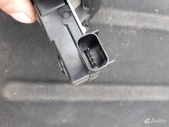 Замок крышки багажника Кия Соренто 2 XM