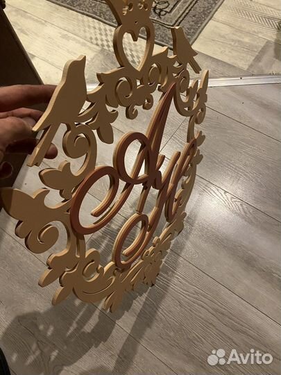 Деревянный герб и инициалами «А» «Н»