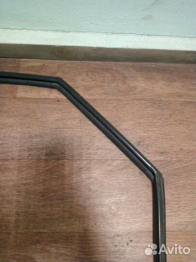 Уплотнитель стекла двери задний левый Toyota