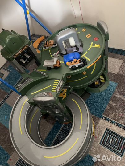 Гоночный трек с машинками