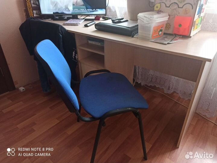 Детский письменный стол и стулья