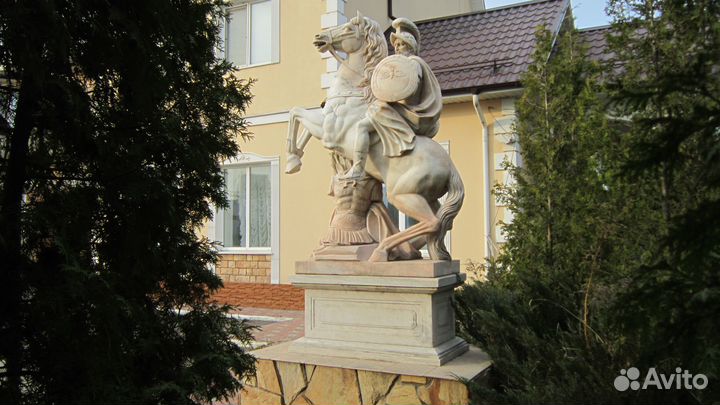 Скульптура из розового мрамора