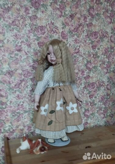 Большая фарфоровая кукла
