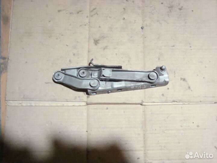 Петля капота левая W211 А2118800128