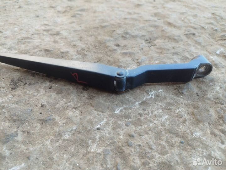 Поводок стеклоочистителя правый Geely Emgrand EC7