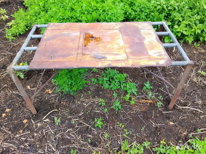 Железный стол