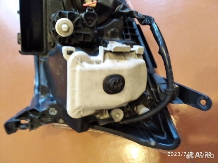 Фары на toyota avensis