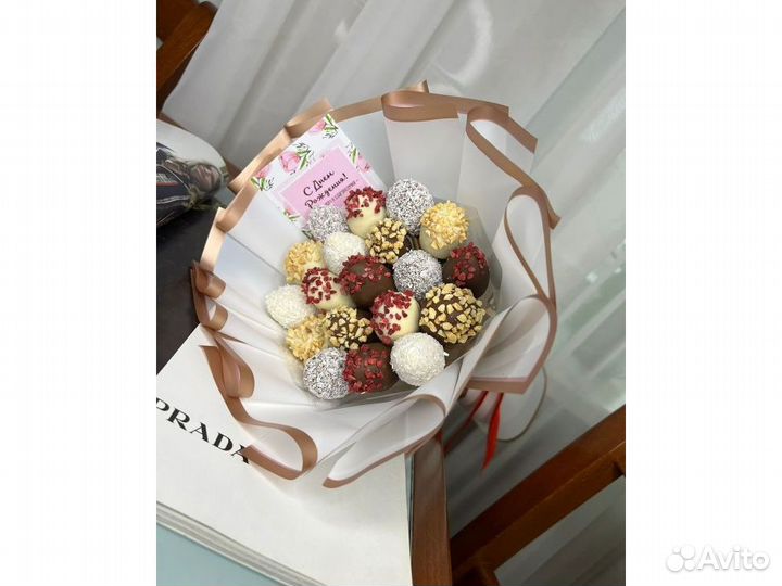 Подарочная коробка клубники в шоколаде SHK-3398