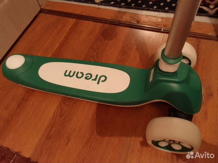 Самокат детский трехколесный новый с фонариком