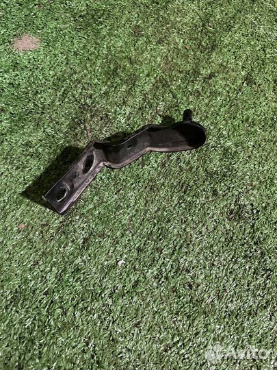 Кронштейн воздушного фильтра Skoda Fabia 2