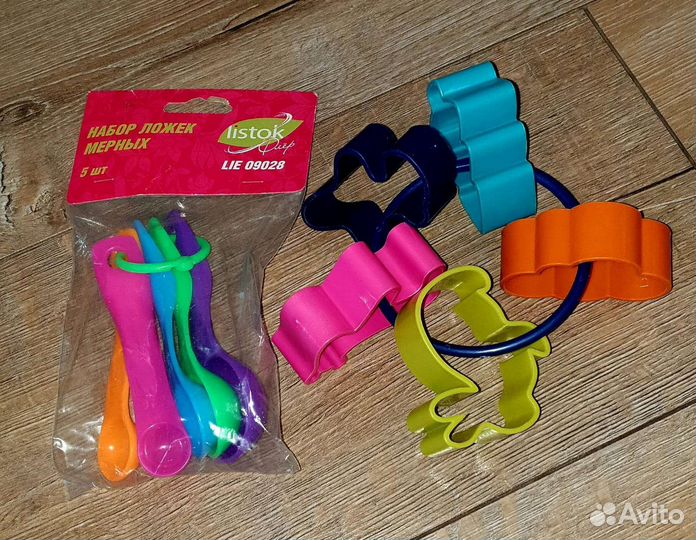 Формы для печенья и мерные ложки