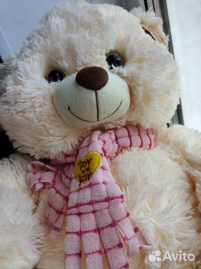 Плюшевый медведь с этикеткой