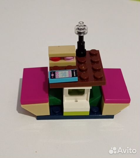 Lego friends Эмма и автомобиль, Эмма на курорте