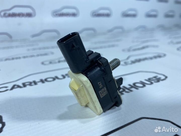 Датчик удара передний правый Volkswagen Touareg NF