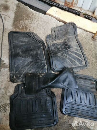 Продаю коврики автомобильные универсальные