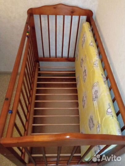 Детская кроватка с поперечным маятником