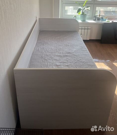 Кровать односпальная с ящиками и матрасом