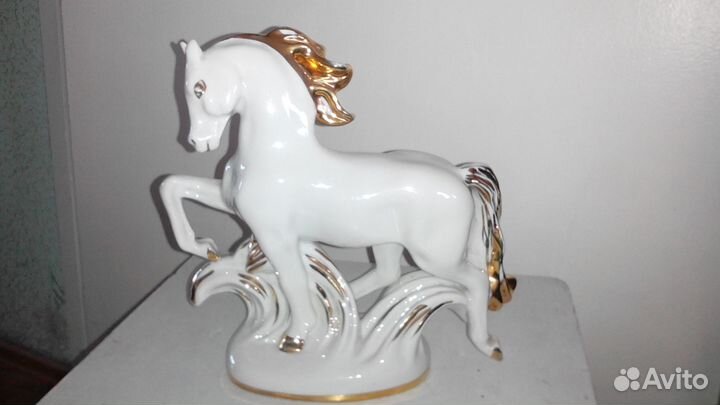 Фарфоровая статуэтка Золотогривый Конь