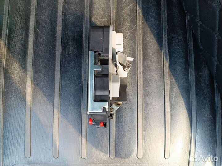 Замок задней правой двери Лада Гранта