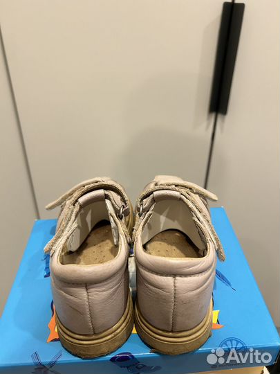 Сандалии для девочки (27 размер)