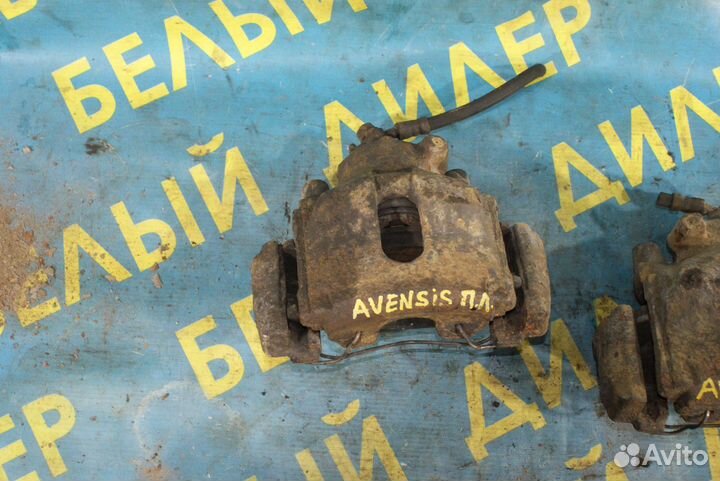 Передний суппорт + скоба Toyota Avensis