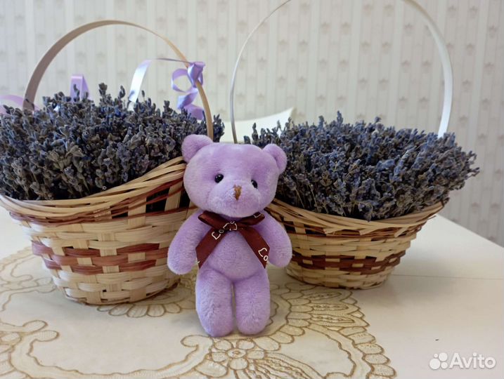 Сухоцвет лаванды в корзинке и в букетах