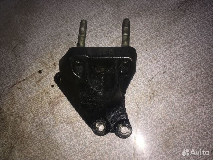 Кронштейн двигателя правый Solaris Ceed Cerato Rio