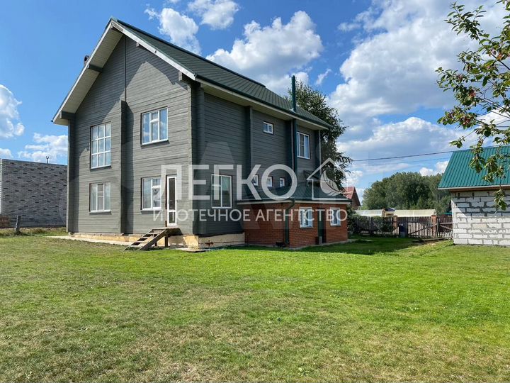 Коттедж 202,4 м² на участке 10 сот.