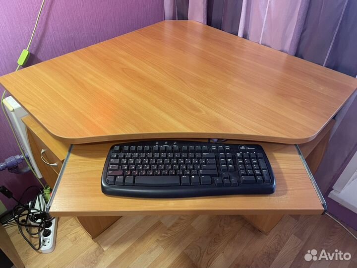 Угловой компьютерный письменный стол в идеальном с