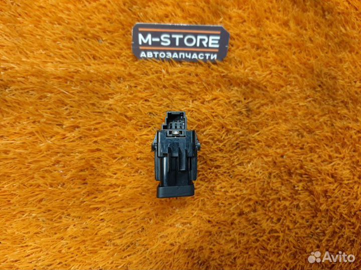 Кнопка центрального замка передняя левая