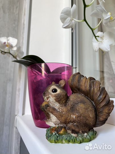 Садовая фигурка белочка из полистоуна новая
