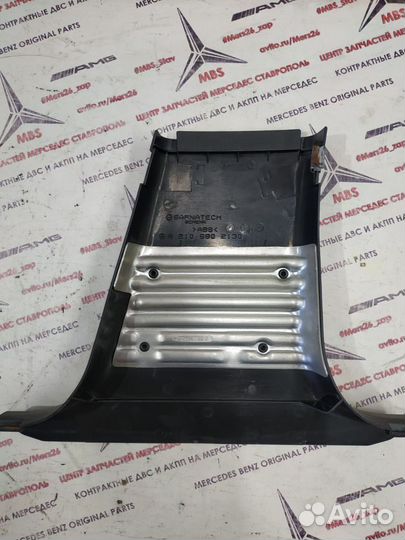 Обшивка стойки w210 Mercedes левая нижняя