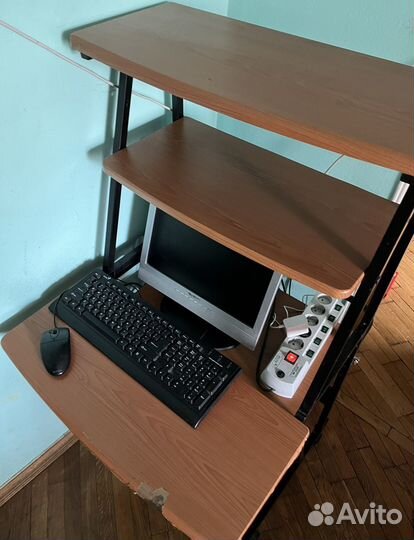 Компьютерный стол монитор клавиатура