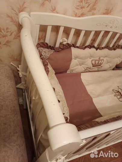 Детская кроватка с маятником и ящиком