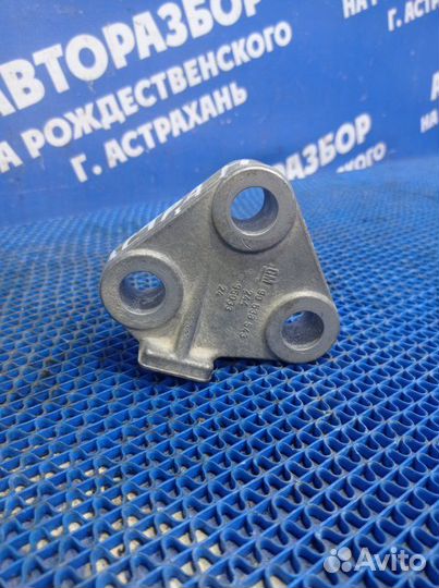 Кронштейн опоры двигателя Opel Astra H купе 2005