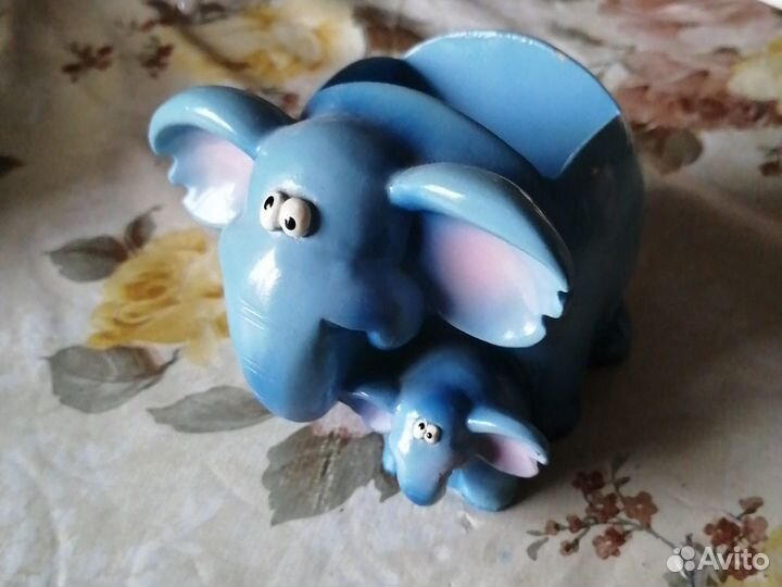 Разные фигурки :коровки, собачки и другие