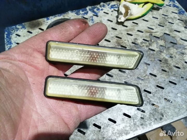 Повторитель поворота в крыло белый BMW X5 e53