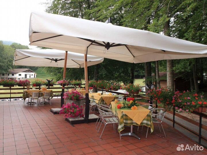 Зонт летний для уличного кафе, стойка сбоку