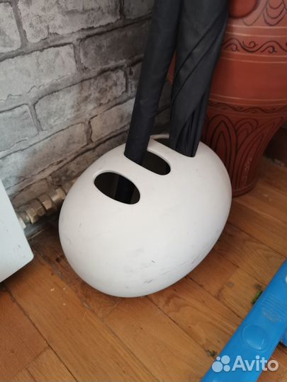 Старый зонт и подставка